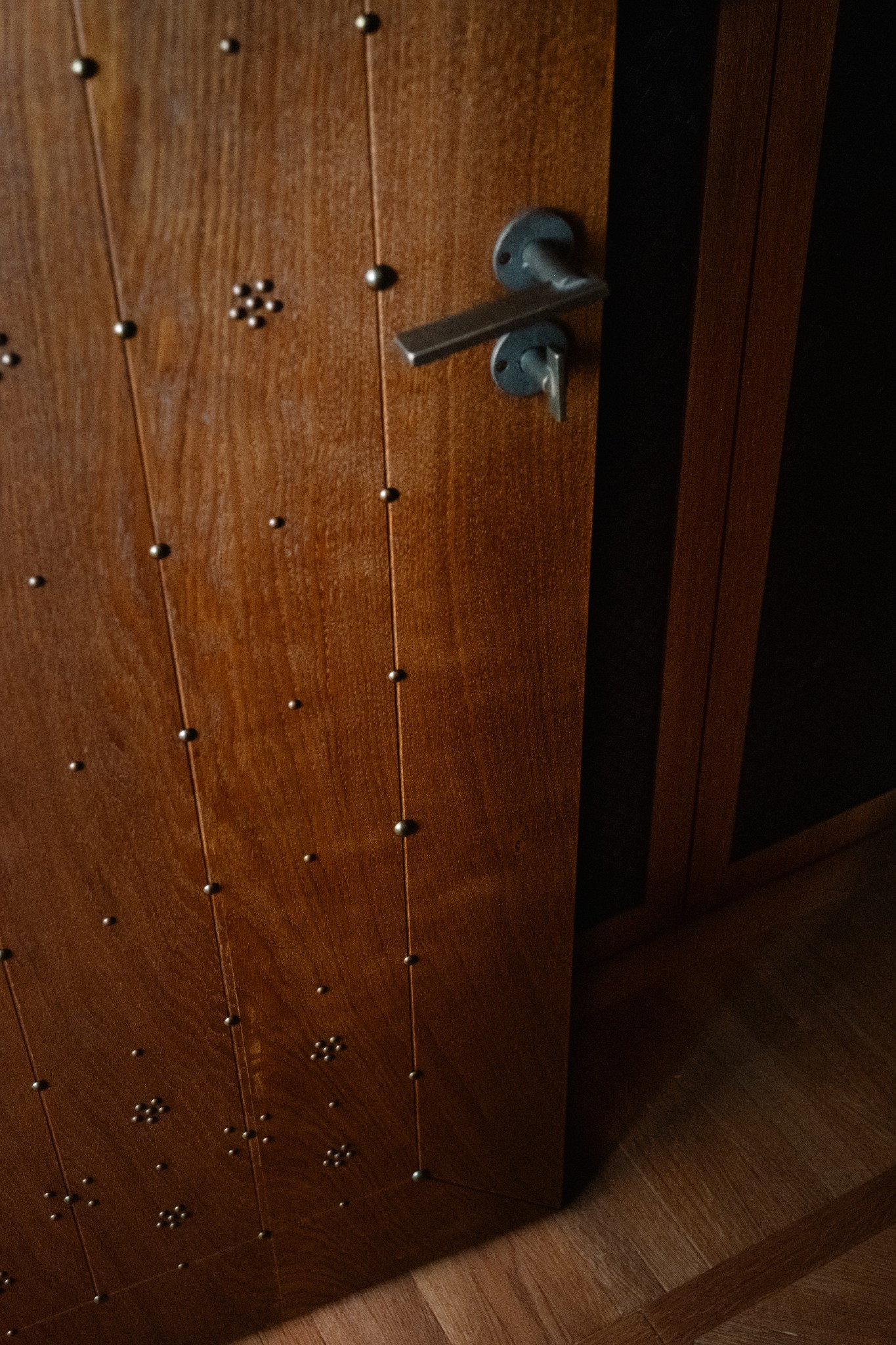 Détail de porte en bois cloutée à la Villa Mauresque