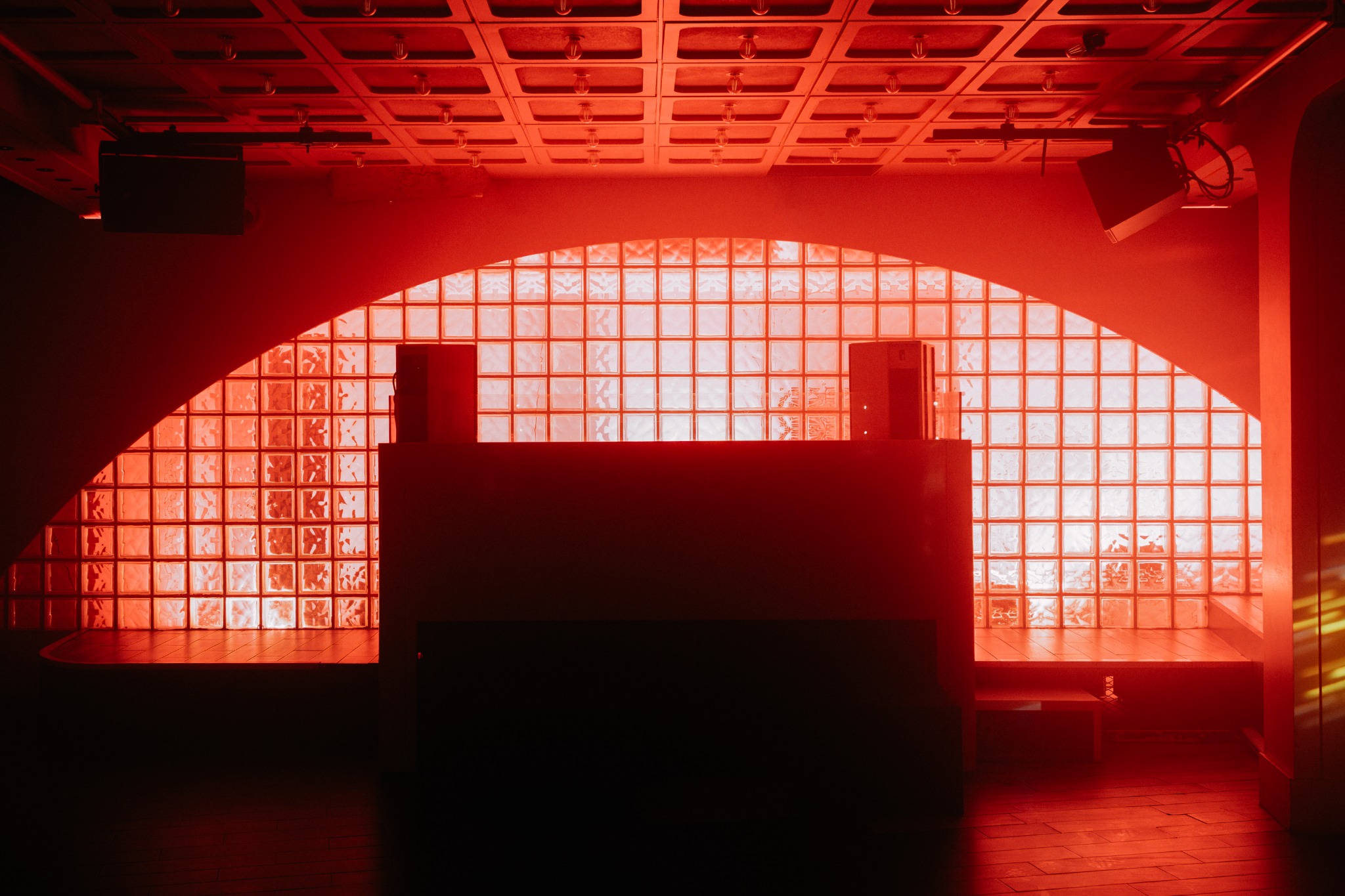 La Fête — dancefloor rouge et mur de pavés de verre à Paris