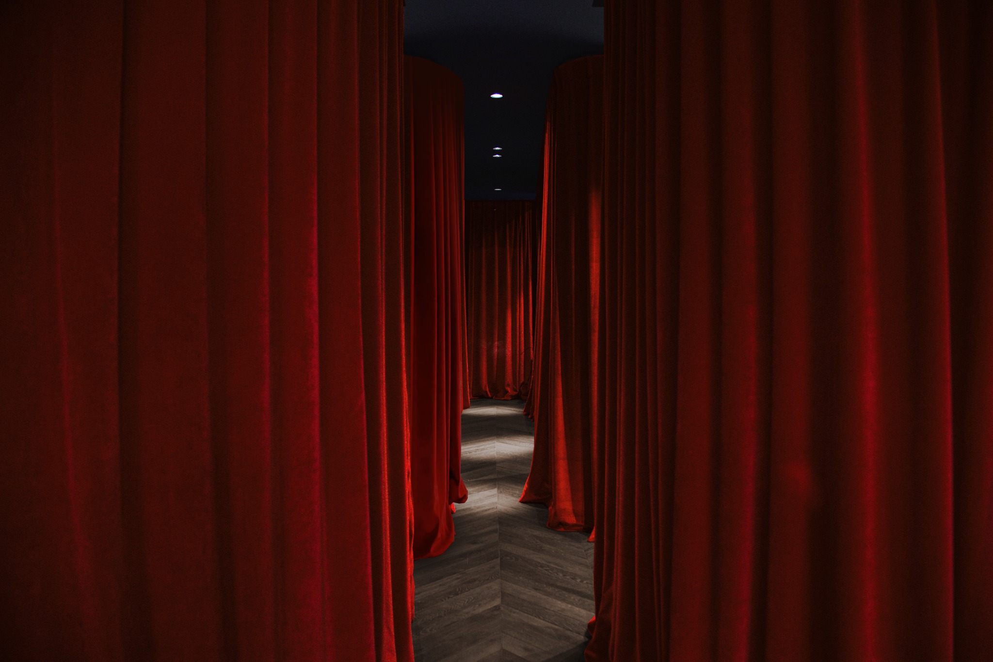 Le Barbier des Voyeurs — intérieur aux rideaux rouges à Paris