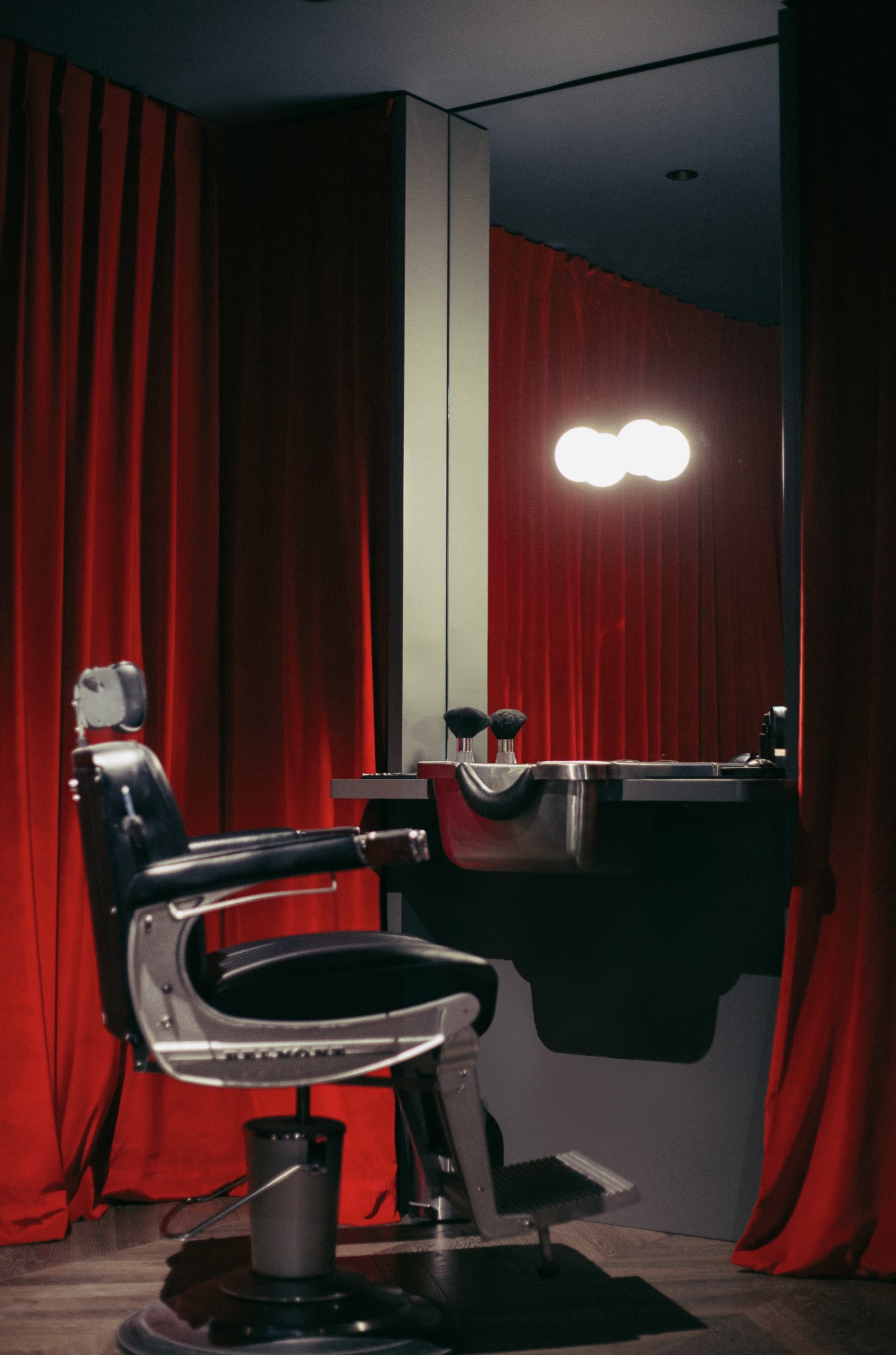 Le Barbier des Voyeurs — rideaux rouges et fauteuil de barbier