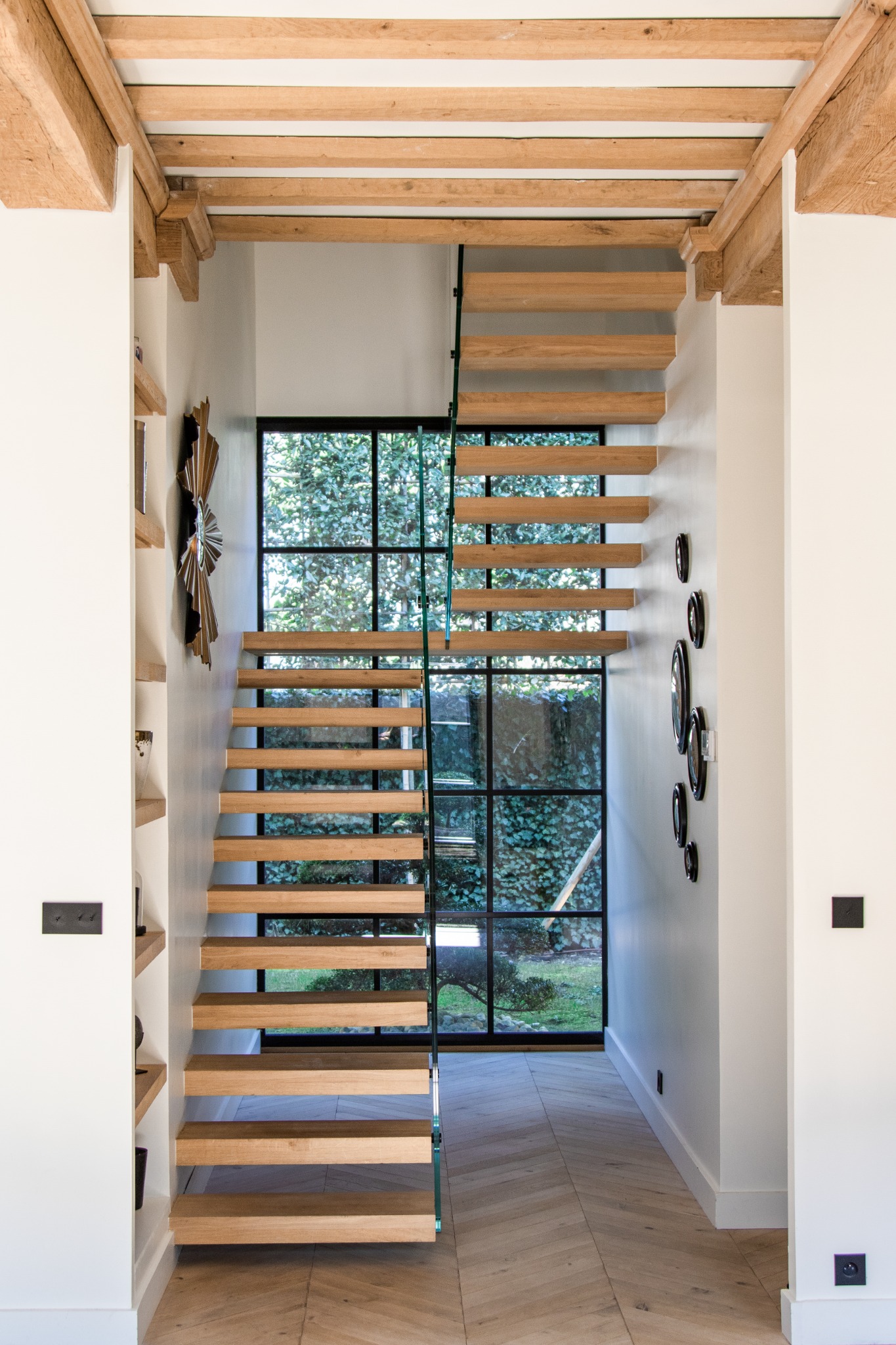 Norman House — escalier suspendu et baie pleine hauteur