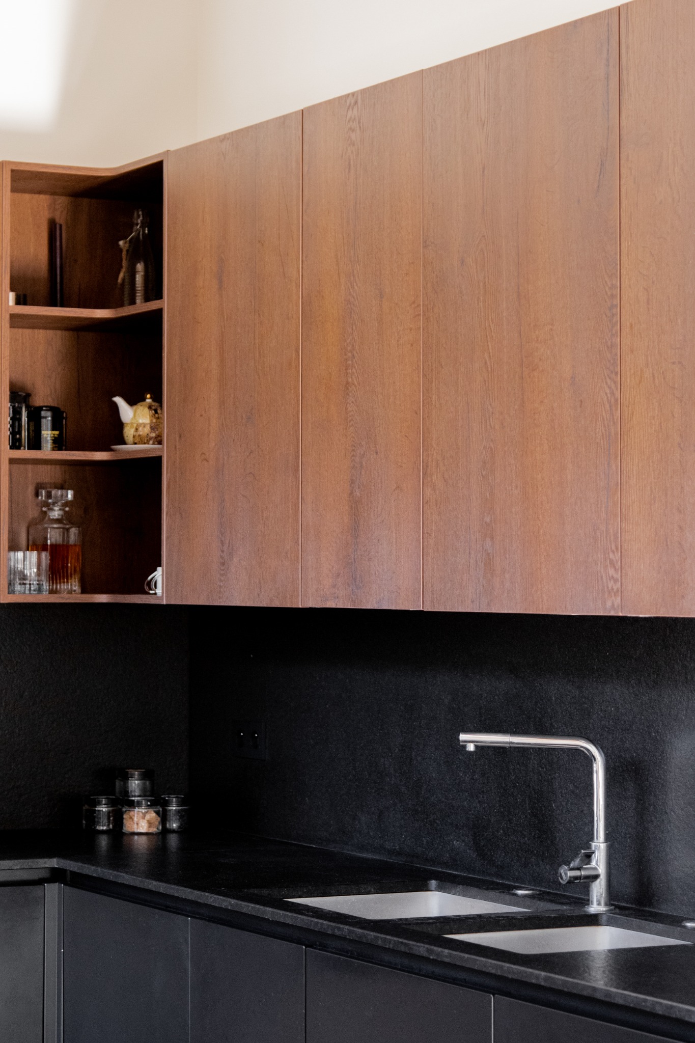 Norman House — cuisine en bois et pierre sombre