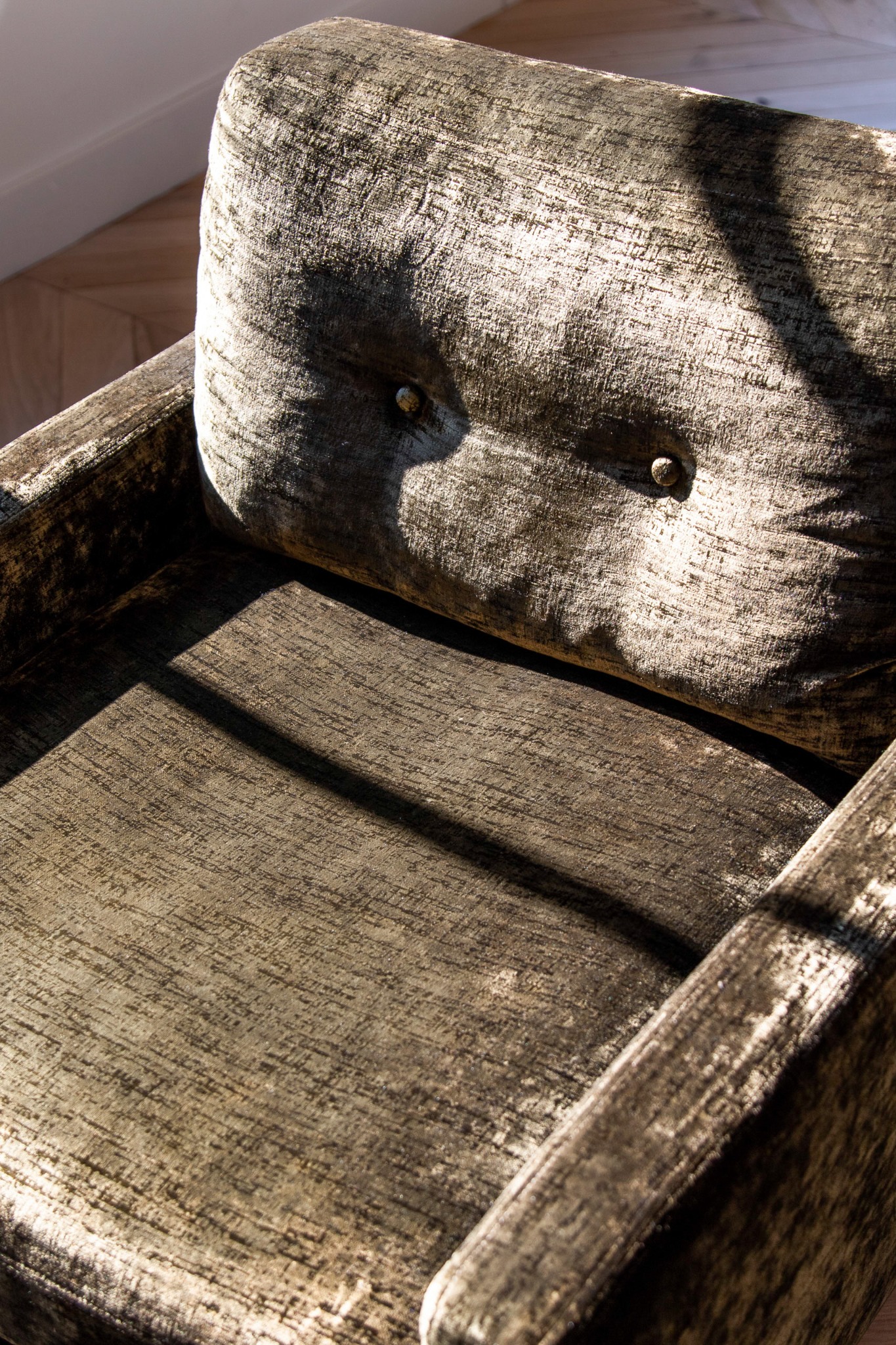 Norman House — détail d’un fauteuil en velours