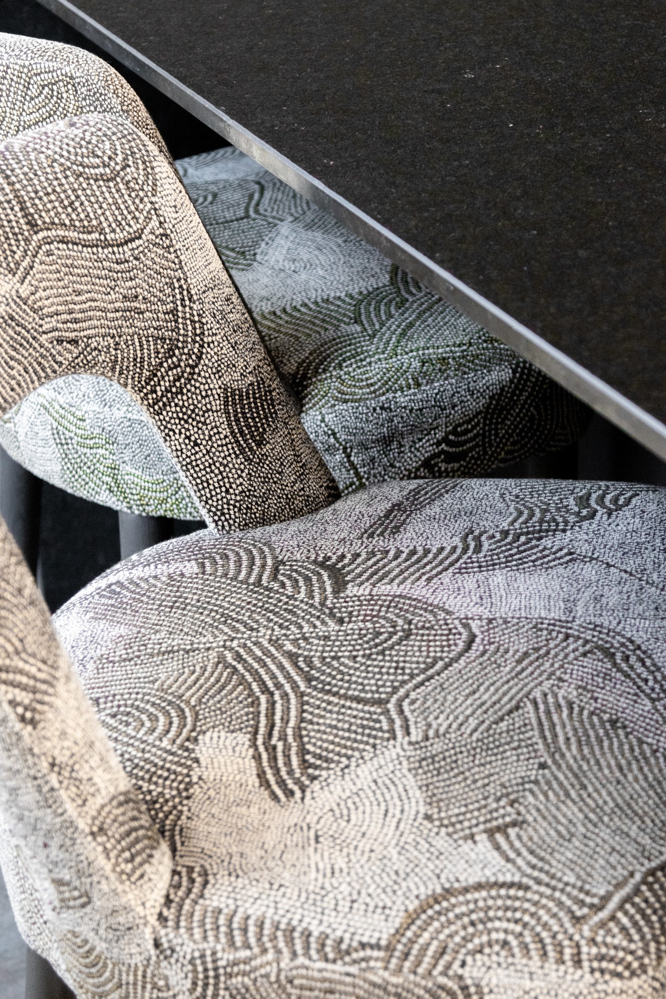 Norman House — détail textile des chaises de salle à manger