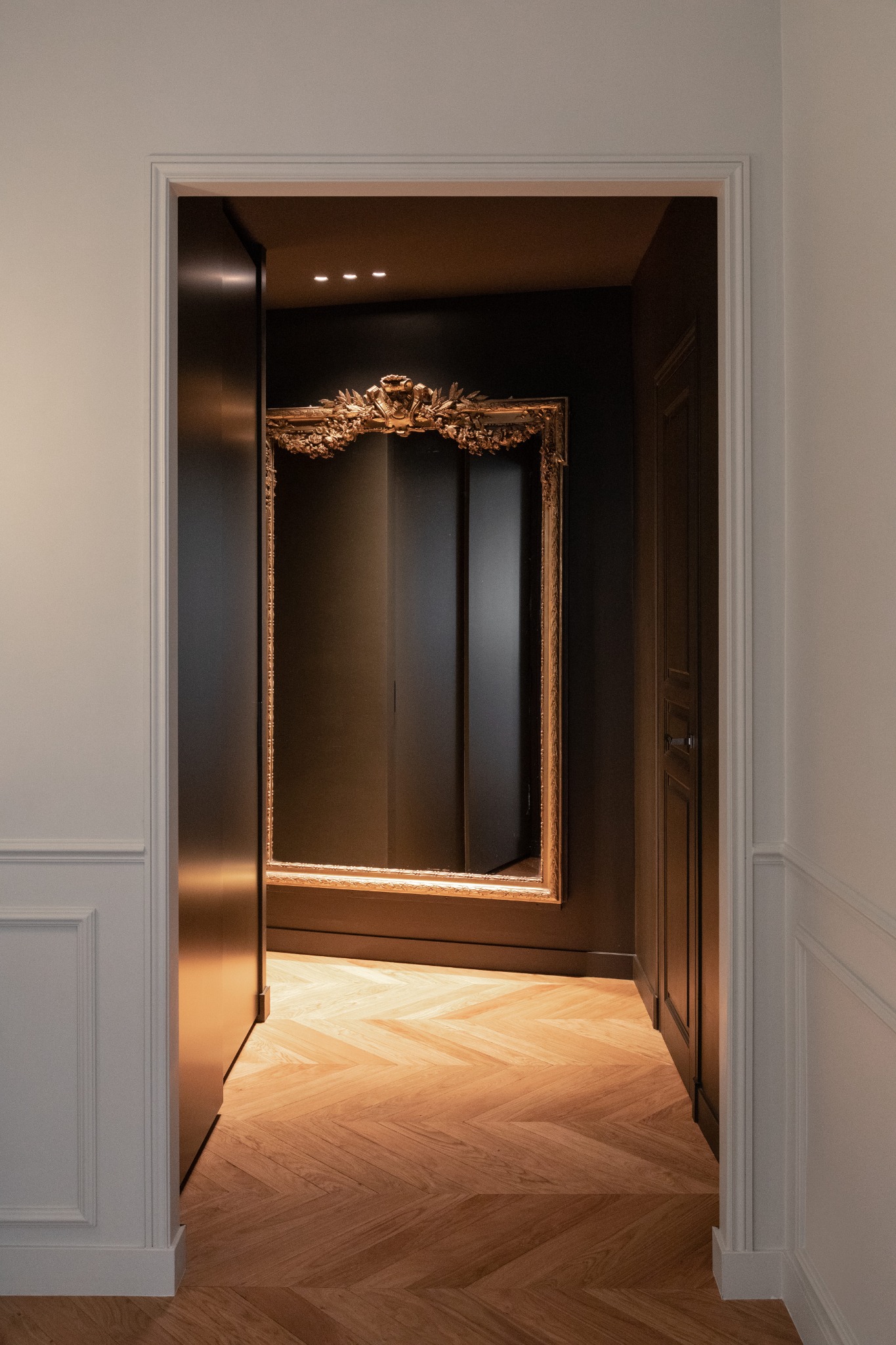 Palais Royal — passage sombre et miroir ancien