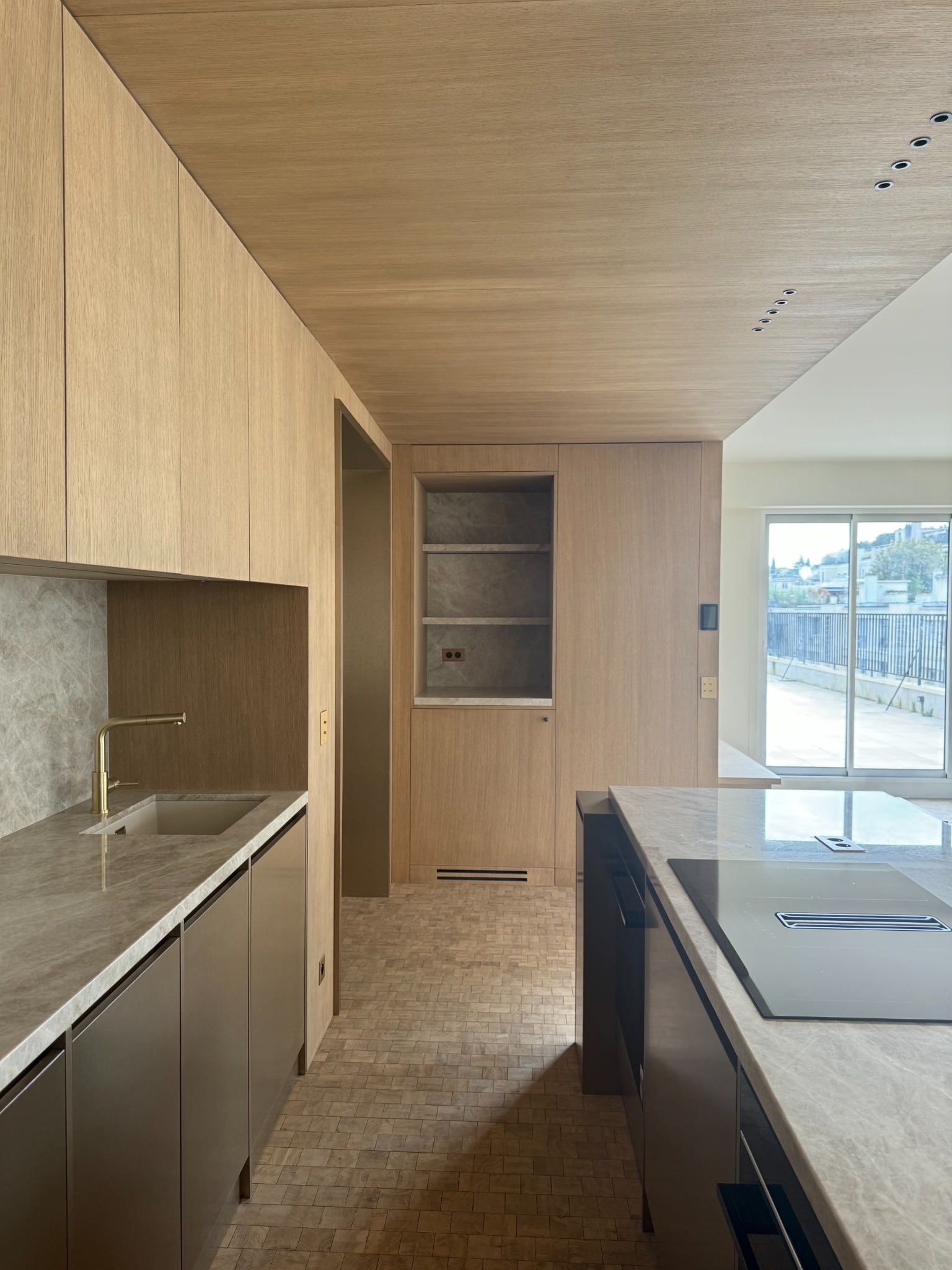 Sablons — perspective de la cuisine et plafond en chêne