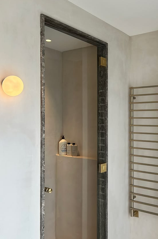 Sablons — détail de douche encadrée de pierre