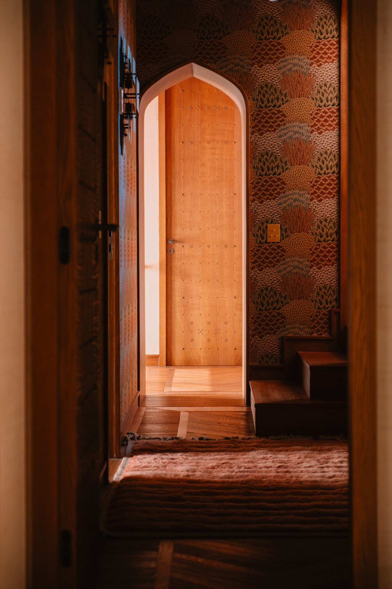 Villa Mauresque — perspective intérieure vers une porte cintrée