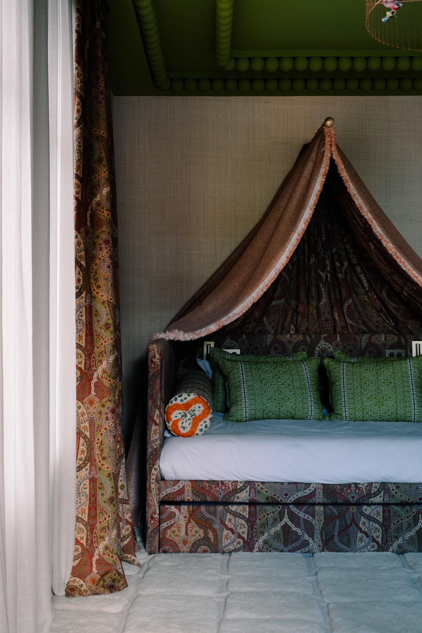 Villa Mauresque — chambre sous dais et textiles imprimés