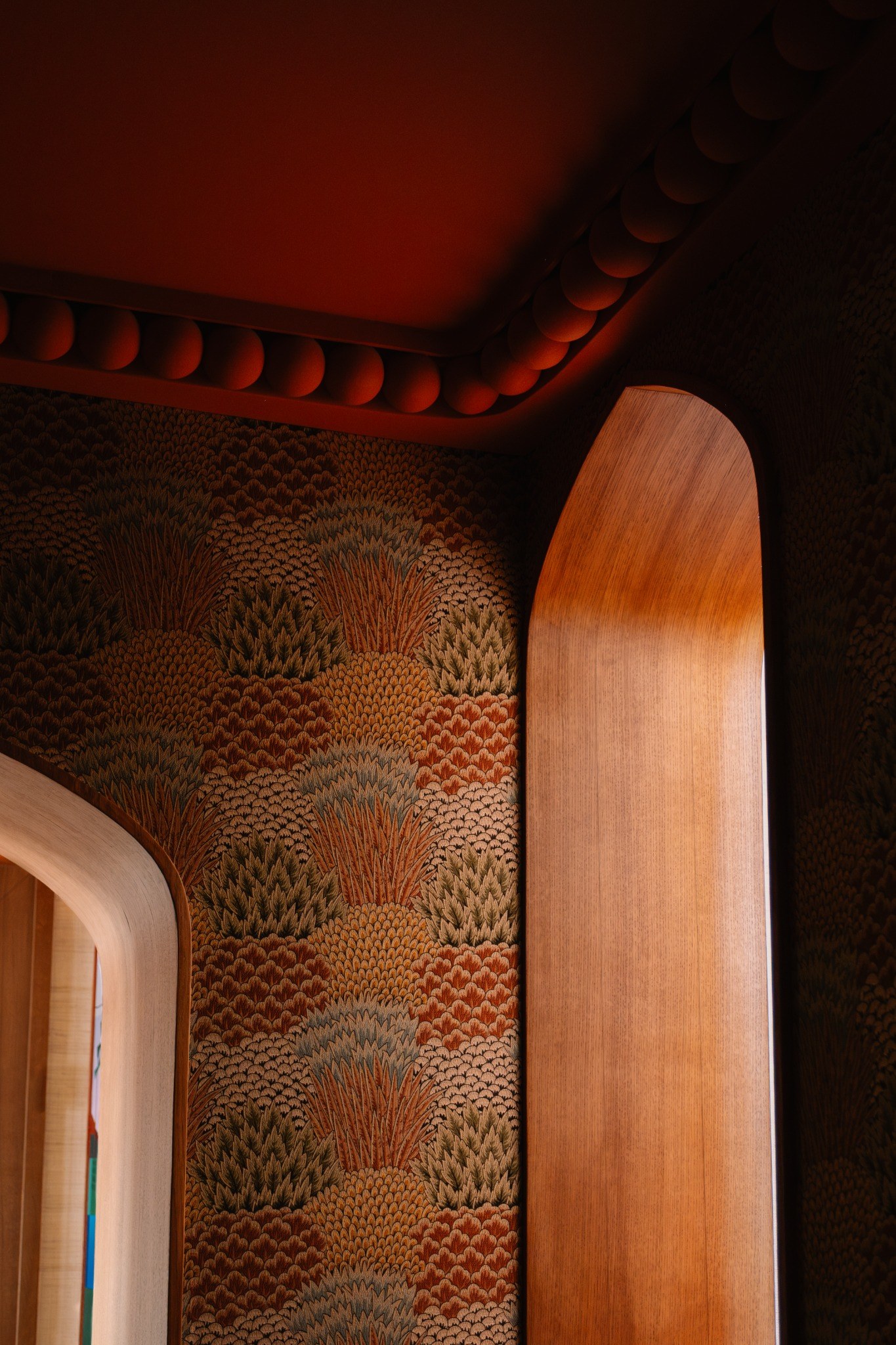 Villa Mauresque — détail de papier peint et passage cintré