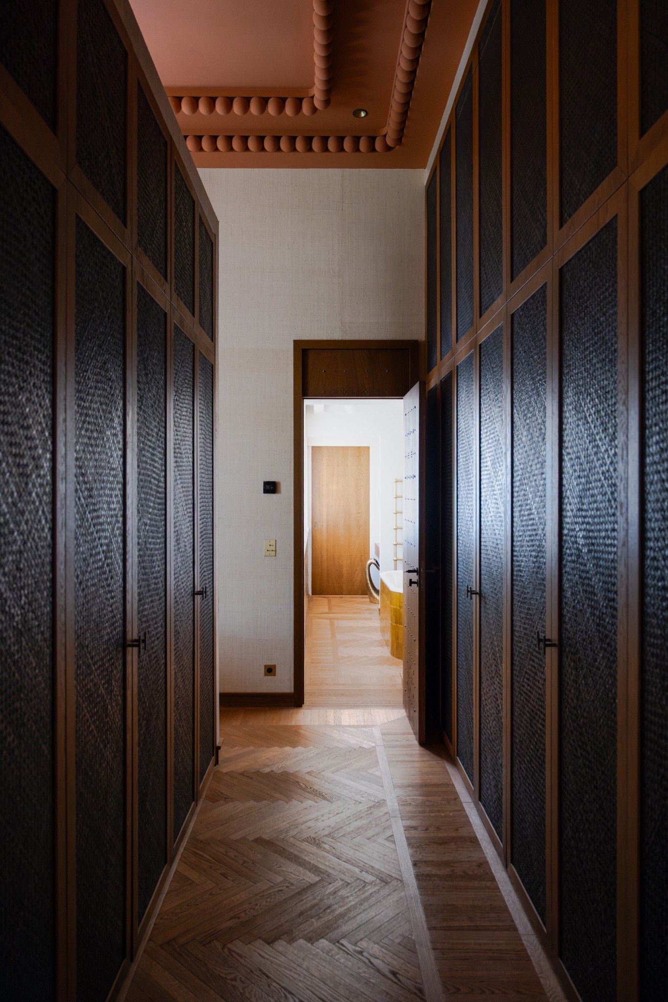 Villa Mauresque — corridor et menuiseries habillées de textile