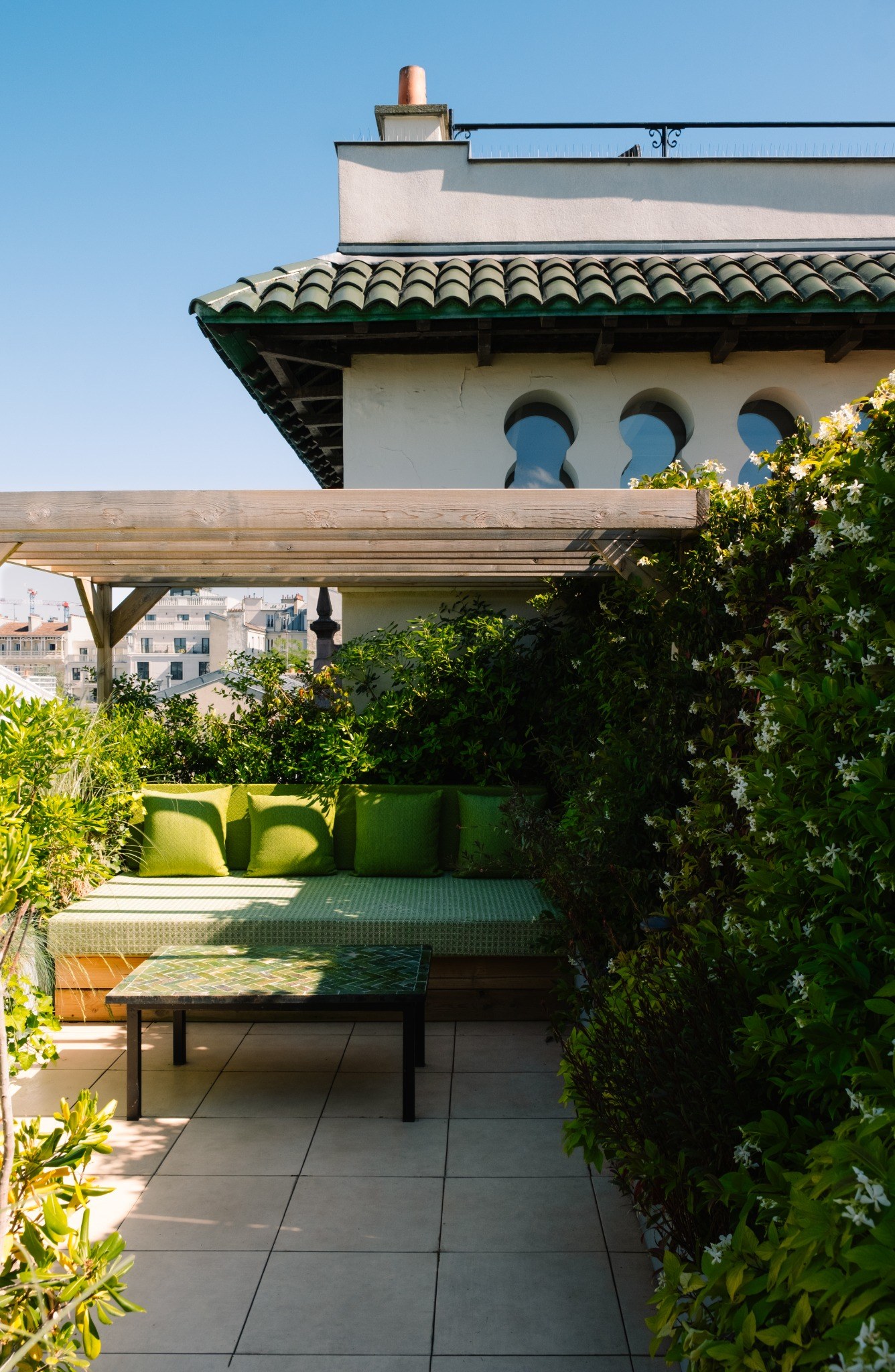 Villa Mauresque — terrasse végétalisée et banquette sur mesure