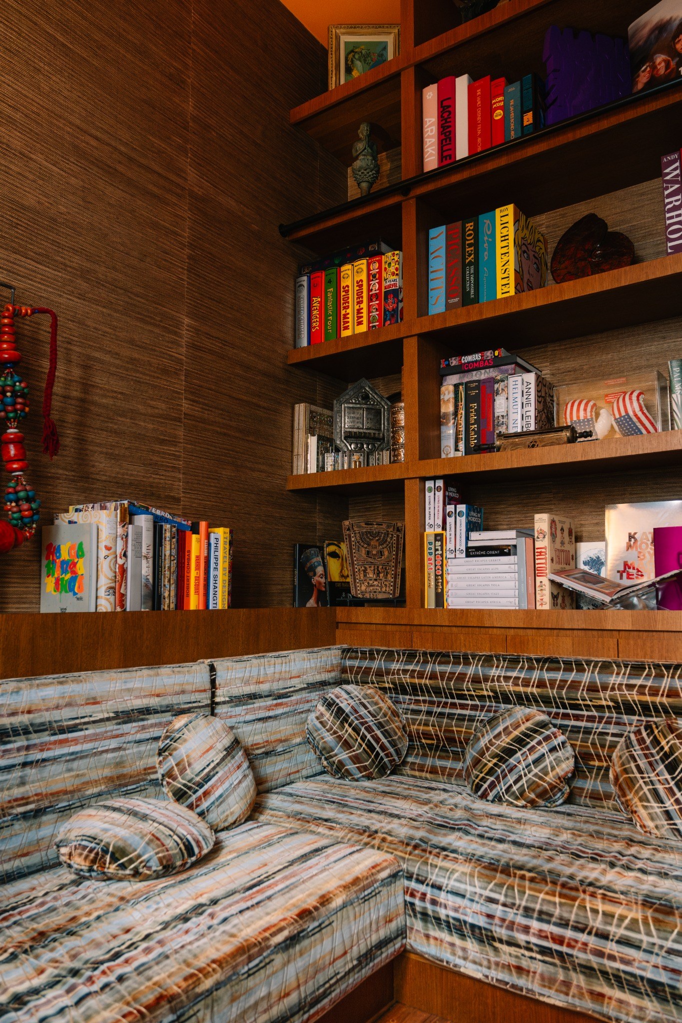 Villa Mauresque — bibliothèque et banquette sur mesure